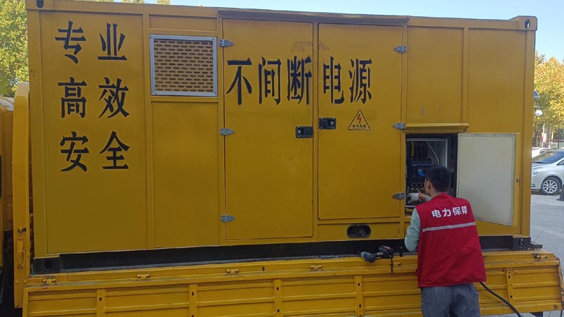 四川柴油发电机组和UPS电源配合使用时，如何避免切换过程中的电力中断？
